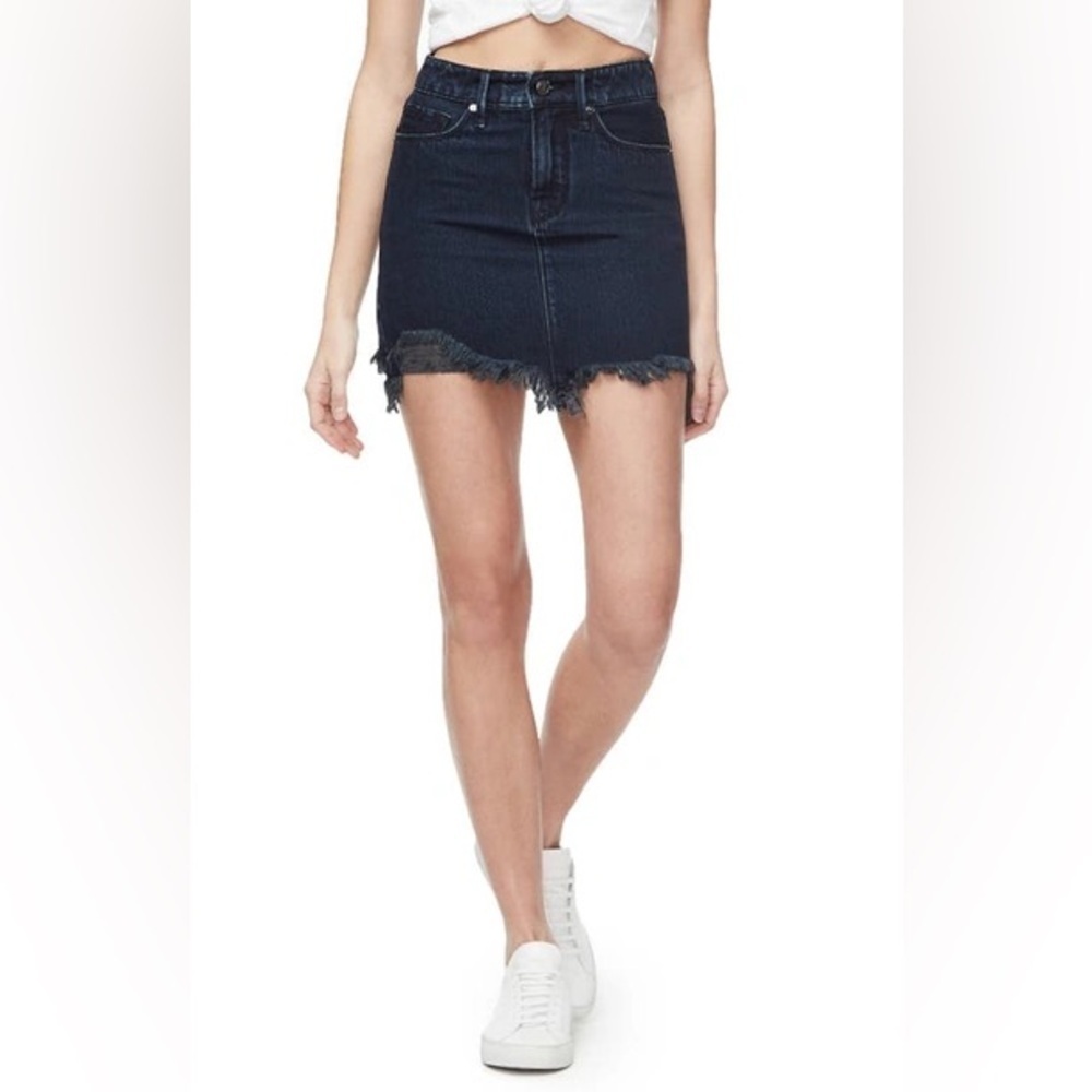 Good American frayed hem distressed blue denim mini skirt, size 2/26.